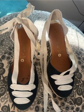Woven Tie-Detail Espadrille Flats in Black and White